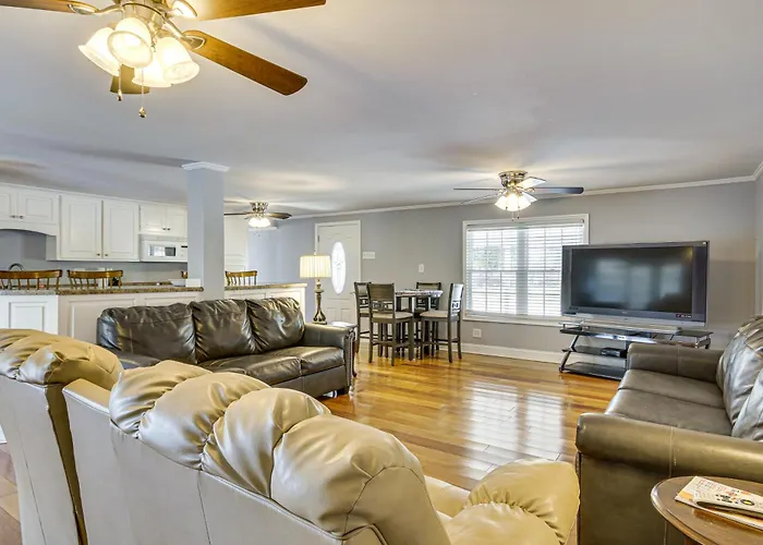 Walk To Marina! Prosperity Home W/ Screened Porch